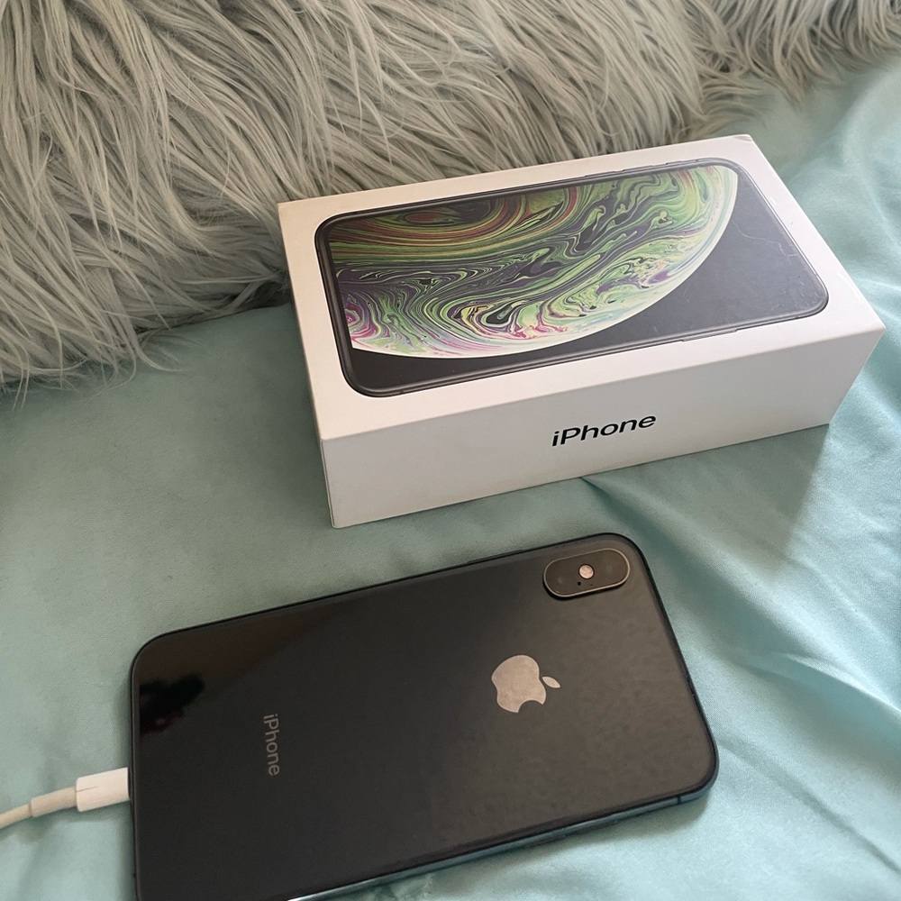 IPHONE XS - Picture 2 of 2